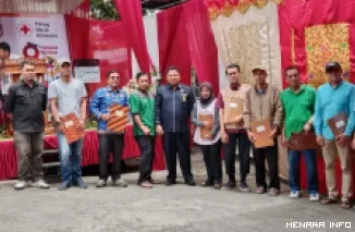 Penerima penghargaan pendonor sebanyak 25 kali dari PMI Bukittinggi, saat Ulang Tahun PMI ke - 80