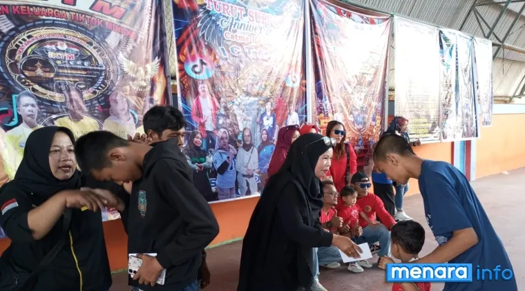 Komunitas TikToker Catme santuni anak yatim saat Anniversary Pertama, di Bukittinggi