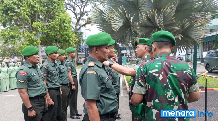 Kenaikan pangkat personil Kodim 0304/ Agam ditandai dengan penyiraman air bunga, Rabu (01/10)