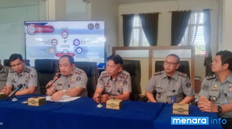 Jumpa pers Kepala Kantor Imigrasi Agam dan jajaran bersama rekan media, Selasa (21/10)