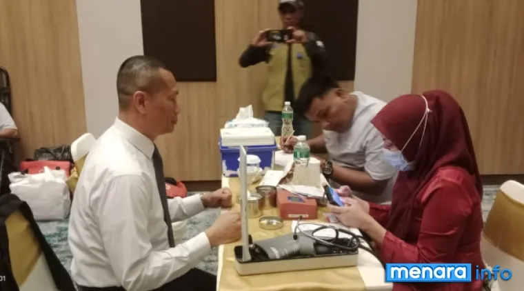 General Manager Hotel Santika Bukittinggi, Alik Hidayat, ikut donor darah dengan PMI