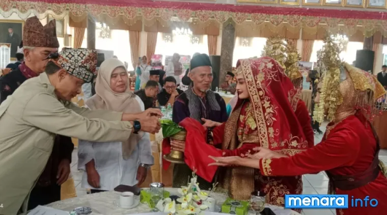 Sirih dalam carano dipersembahkan kepada peserta ASEAN Homestay Forum sebagai simbol penyambutan dan penghormatan