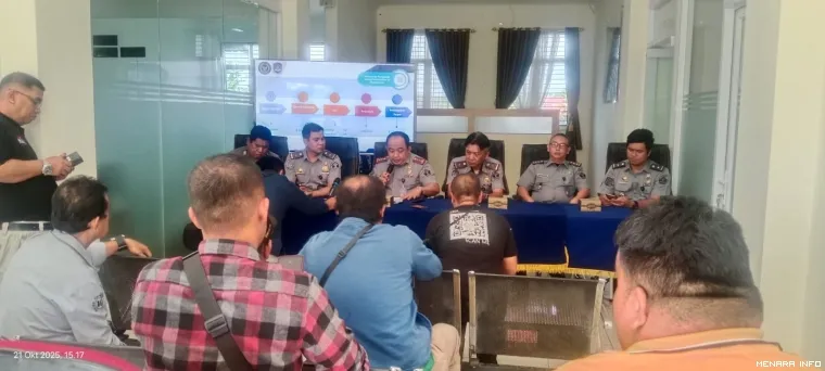 Rekan media mendengarkan dengan seksama saat jumpa pers dengan Kepala Kantor Imigrasi Agam  