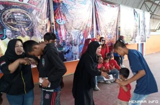 Komunitas TikToker Catme santuni anak yatim saat Anniversary Pertama, di Bukittinggi
