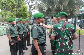 Kenaikan pangkat personil Kodim 0304/ Agam ditandai dengan penyiraman air bunga, Rabu (01/10)
