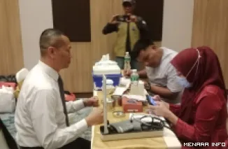 General Manager Hotel Santika Bukittinggi, Alik Hidayat, ikut donor darah dengan PMI