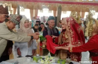 Sirih dalam carano dipersembahkan kepada peserta ASEAN Homestay Forum sebagai simbol penyambutan dan penghormatan