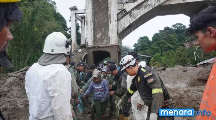 Walikota Padang Panjang, Hendri Arnis bersama tim gabungan tinjau lokasi longsor di Jembatan Kembar (foto : Kominfo Padang Panjang)