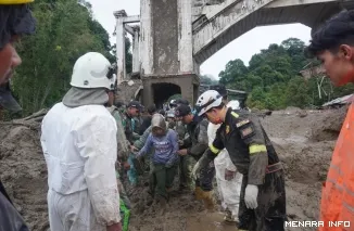 Walikota Padang Panjang, Hendri Arnis bersama tim gabungan tinjau lokasi longsor di Jembatan Kembar (foto : Kominfo Padang Panjang)