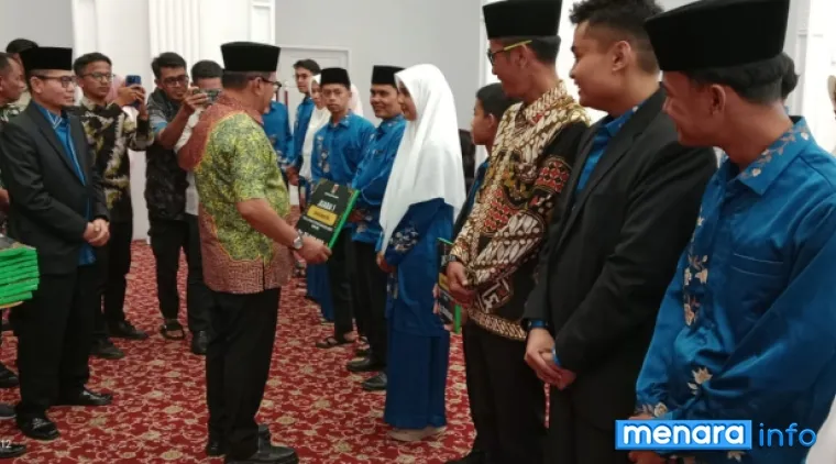 Penyerahan hadiah peraih juara kafilah Bukittinggi oleh Walikota Bukittinggi H. Ramlan Nurmatias, Sabtu (27/12)