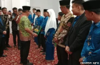 Penyerahan hadiah peraih juara kafilah Bukittinggi oleh Walikota Bukittinggi H. Ramlan Nurmatias, Sabtu (27/12)