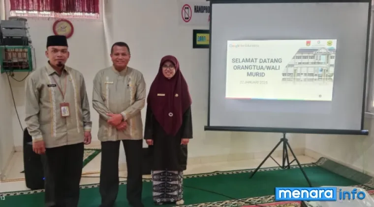 Kepala Sekolah SMP Negeri 7 Bukittinggi, Alexandra M (tengah) saat sosialisasi TKA dan ASBN di Mushalla Sekolah, Jum'at (23/01)