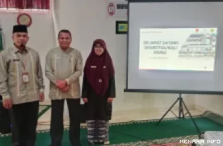 Kepala Sekolah SMP Negeri 7 Bukittinggi, Alexandra M (tengah) saat sosialisasi TKA dan ASBN di Mushalla Sekolah, Jum'at (23/01)