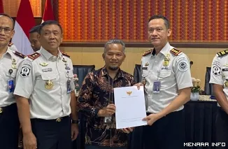 Kepala Kantor Imigrasi Agam, Kizlar Assad menerima sertifikat hasil penilaian maladministrasi penyelenggaraan pelayanan publik tahun 2025 dari Ombudsman RI Provinsi Sumatera Barat