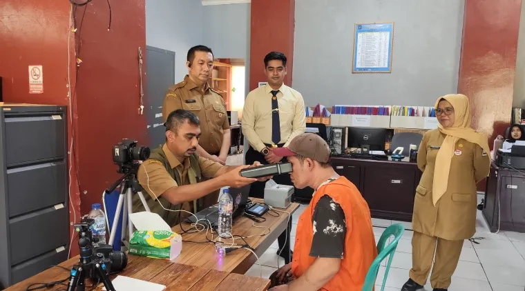 Petugas Disdukcapil Padang Melaksanakan Pelaksanaan Perekaman Biometrik Pada Salah Seorang Narapidana Rutan Kelas IIB Padang, Senin (27/4/2026)