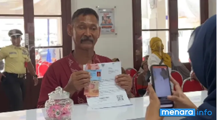 Warga tengah mencairkan Bansos di kantor POS.