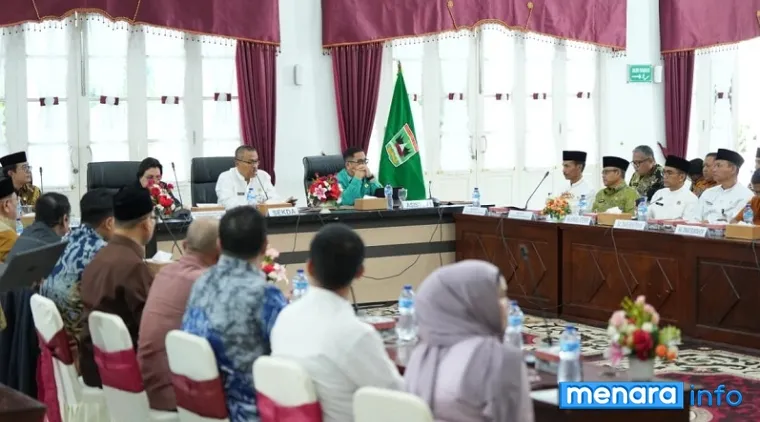 Ketua Badan Akuntabilitas Publik DPD RI, Adriana Charlotte Dondokambey bersama Arry Yuswandi (Sekdaprov Sumbar) pada RDP DPD RI di Auditorium Gubernuran, Padang, Jumat. (humas)