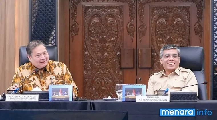 Menteri Ketenagakerjaan, Yassierli bersama Airlangga Hartarto (Kemenko Bidang Perekonomian) pada High-Level Roundtable Discussion on Link and Match terkait Program Pelatihan Vokasi Nasional dan Penempatan Tenaga Kerja di Jakarta, Kamis. (humas)