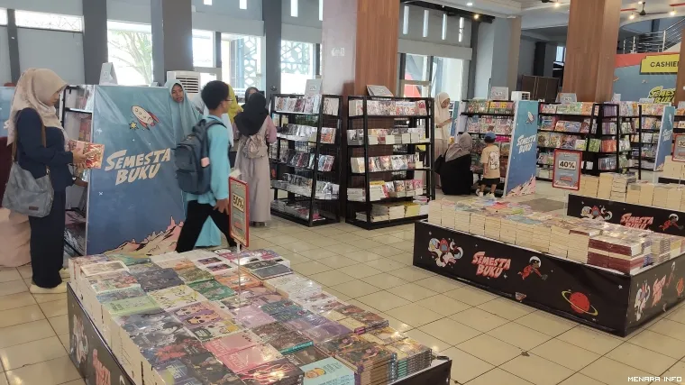 Kegiatan Bazar Buku yang Dilaksanakan Dinas Perpustakaan dan Arsip Kota Padang Bekerjasama dengan Gramedia, Jumat (24/4/2026)