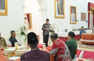 Gubernur Sumbar, Mahyeldi memberikan sambutan pada perpisahan Muhibuddin sebagai Kajati Sumbar di Padang, Rabu malam. (humas)