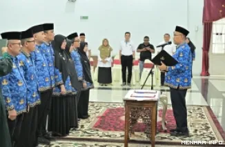 Sekdaprov Sumbar, Arry Yuswandi mengambil sumpah jabatan 8 pejabat administrator di lingkungan Pemerintah Provinsi Sumbar di auditorium gubernuran, Rabu. (humas)