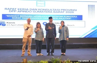 Gubernur Sumbar, Mahyeldi foto bersam dengan pimpinan APINDO usai membuka kegiatan Rapat Kerja dan Konsultasi Provinsi (Rakerkonprov) DPP Apindo Sumbar di Padang, Kamis. (humas)