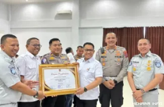 Kepala Bapenda Sumbar Al Amin Menyerahkan Penghargaan Kepada Salah Satu UPTD Samsat Berprestasi, Rabu (29/4/2026)