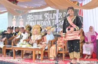 Wagub Sumbar, Vasko Ruseimy memberikan sambutan pada pawai budaya 74 nagari pada peringatan Hari Jadi ke-113 Kabupaten Solok, di kawasan Kantor Bupati Solok, Senin. (humas)