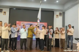 Ketua LPM Rawang Terpilih Boysra Tawaf Menerima Pataka yang Diserahkan Ketua LPM Kecamatan Padang Selatan, Disaksikan Camat Wilman Mukhtar dan Anggota DPRD Padang Amril Amin, Minggu (19/4/2026)