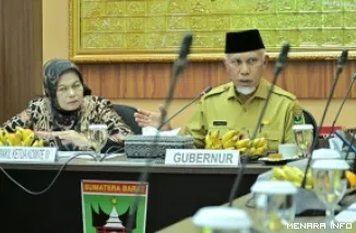 Gubernur Sumbar, Mahyeldi didampingi Wakil Ketua Komite IV DPD RI, Elviana kupas persoalan pelaksanaan UU No 1 Tahun 2022 tentang HKPD di Istana Gubernuran, Senin. (humas)