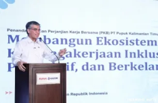 Menaker, Yassierli terangkan tantangan penggunaan AI di dunia kerja saat penandatanganan PKB VIII periode 2026--2028 antara PT Pupuk Kalimantan Timur (PKT) dan Serikat Pekerja Kerukunan Keluarga Karyawan PT Pupuk Kaltim di Jakarta, Selasa. (humas)