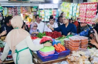 Wali Kota Bandung, Muhammad Farhan berbelanja di pasar tradisional. (humas)