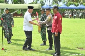 Gubernur Sumbar, Mahyeldi serahkan peralatan untuk kegiatan TMMD ke-128 Tahun 2026 di Lapangan Sepak Bola SMPN 4 Nagari Batu Gadang, Kecamatan Sungai Geringging, Rabu. (humas)