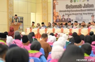 Gubernur Sumbar, Mahyeldi melepas keberangkatan 384 orang calon jamaah haji Kloter 1 Embarkasi Padang tahun 1447 H/2026 M di Asrama Haji Tabing, Kamis. (humas)