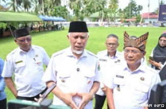 Gubernur Sumatera Barat, Mahyeldi didampingi John Kenedy Azis (bupati Padang Pariaman) memberikan keterangan usai pembukaan TMMD ke-128 Tahun 2026 di Kecamatan Sungai Geringging, Kabupaten Padang Pariaman, Rabu. (humas)