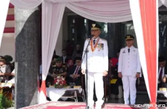 Gubernur Sumbar, Mahyeldi jadi inspektur upacara peringatan Hari Otonomi Daerah ke-30 yang digelar di halaman Kantor Gubernur, Senin. (humas)