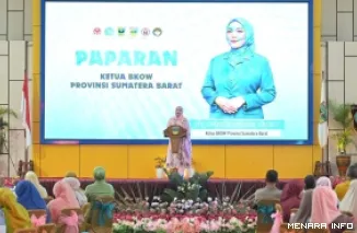 Ketua BKOW Provinsi Sumbar, Dianita Maulin berikan kata sambutan pada Pertemuan Istri Kepala Daerah (ISKADA) se-Sumatera Barat di Auditorium Kantor Bupati Solok Selatan, Kamis. (humas)