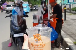 Hayah Coffee, salah satu bisnis kuliner yang dijjual dengan konsep kaki lima di Kota Padang. Salah satu gerainya di Jl Gajah Mada Gunung Pangilun, tepatnya di samping BKIM Sumbar.