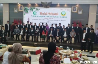 Ketua Persatuan Da'i Dewan Da'wah Islamiyah Indonesia (Persada) Pusat, Muhsin MK foto bersama dengan Ketua Dewan Dakwah Sumbar, Prof Efrinaldi beserta jajaran pengurus lainnya, di auditorium gubernuran, Sabtu. (mangindo kayo)