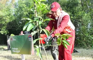 Wakil Wali Kota Padang Maigus Nasir Melakukan Penanaman Pohon Mangga Pada Kegiatan APEKSI di Banda Aceh, Selasa (21/4/2026).