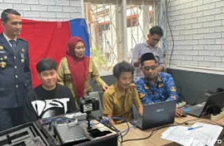 Kepala Lembaga Pemasyarakatan Kelas IIA Parepare, Marten, Memantau Kegiatan Perekaman Data Bagi Warga Binaan, Senin (27/4/2026).