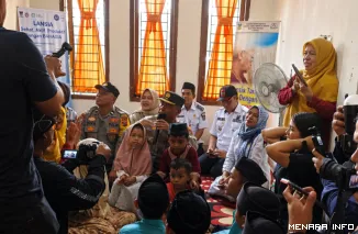 Kapolda Sumbar Irjen Pol. Dr. Drs. Gatot Tri Suryanta, M.Si., CSFA. Berinteraksi Langsung Dengan Lansia dan Anak Yatim di Yayasan Berkah Amal Salih, Rabu (22/4/2026)