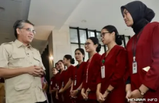 Menteri Ketenagakerjaan, Yassierli dialog dengan meninjau pelaksanaan Magang Nasional 2025 di RS Bunda Thamrin Medan, Rabu. (humas)