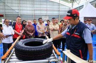 Menteri Ketenagakerjaan, Yassierli meninjau proses pembuatan ban usai penandatanganan Perjanjian Kerja Bersama (PKB) XVI antara manajemen PT Bridgestone Tire Indonesia dan Serikat Pekerja PT Bridgestone, Kamis. (humas)