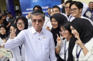 Menteri Ketenagakerjaan, Yassierli berswafoto dengan peserta Pelatihan Vokasi Nasional (PVN) 2026 di BBPVP Medan, Selasa.(humas)
