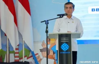 Menteri Ketenagakerjaan Yassierli berikan arahan saat salurkan bantuan Kemnaker Peduli senilai Rp32,252 miliar di BBPVP Medan, Selasa. (humas)