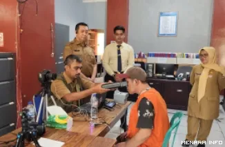 Petugas Disdukcapil Padang Melaksanakan Pelaksanaan Perekaman Biometrik Pada Salah Seorang Narapidana Rutan Kelas IIB Padang, Senin (27/4/2026)