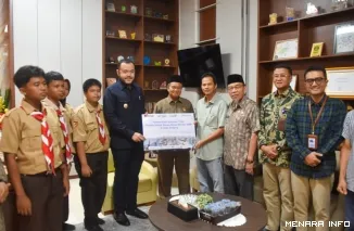 Wali Kota Padang Fadly Amran Menerima Bantuan Sepatu dan Kaos Kaki dari PT Pelindo II Teluk Bayur, Untuk Anak Korban Bencana Hidrometeorologi, Kamis (30/4/2026)