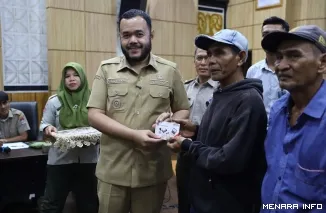 Wali Kota Padang Fadly Amran Menyerahkan Secara Simbolis Bantuan Stimulan Bagi Korban Bencana Hidrometeorologi, Selasa (28/4/2026)