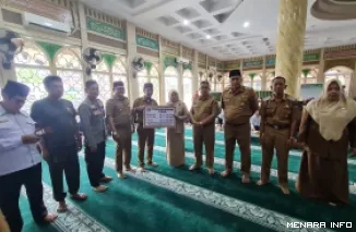 Asisten I Setdako Padang Tarmizi Ismail Menyerahkan Secara Simbolis Dana Operasional RT/RW se-Kecamatan Padang Selatan, Senin (13/4/2026)